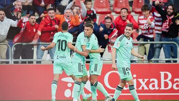 MIRANDA DE EBRO (BURGOS), 20/05/23.- Antonio Puertas (i) del Granada celebra un gol ante el Mirandés este sábado durante un partido de la jornada 41 de LaLiga SmartBank, entre el CD Mirandés y el Granada CF, en el Estadio Municipal de Anduva de Miranda de Ebro (Burgos. EFE/ David Pérez-Cejuela