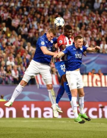 Thomas entre Robert Huth y Andy King.