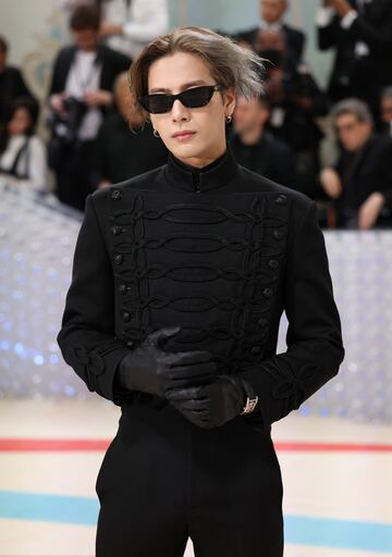 Jackson Wang posa con un traje negro de Louis Vuitton.