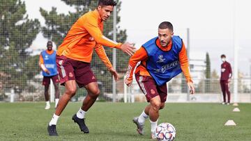 Hazard y Varane, durante el &uacute;ltimo entrenamiento del Madrid.