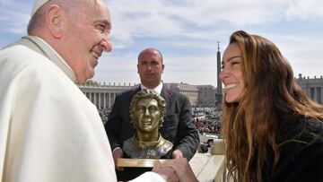 El Papa Francisco recibe la escultura de bronce de Senna de manos de su sobrina Paula Senna Lalli.