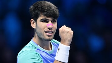 Carlos Alcaraz celebra su victoria contra Andrey Rublev en las ATP Finals.