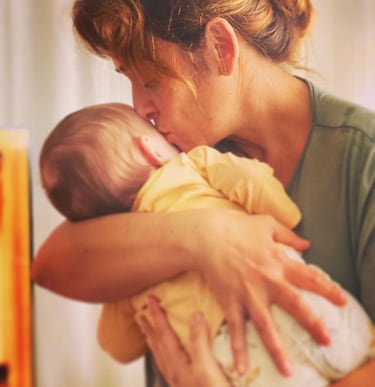 La presentadora se ha convertido en madre primeriza a los 46 años de edad. La pequeña Lola nació en enero, y lleva el nombre de su abuela, madre de Toñi.