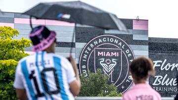 Fort Lauderdale (Usa), 18/07/2023.- Fans of the Argentine soccer player Lionel Messi waiting outside the Florida Blue Training Center, to see Messi after his first Inter Miami CF major training, in Fort Lauderdale, Florida, USA, 18 July 2023. The Seven-time Ballon d'ÄôOr winner and World Cup Champion Lionel Messi signed a contract with Inter Miami CF. (Mundial de Fútbol) EFE/EPA/CRISTOBAL HERRERA-ULASHKEVICH
