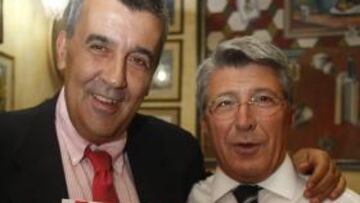 <b>EL LIBRO ATLÉTICO. </b>Manolete y Cerezo con dos ejemplares de 'Soy del Atleti, ¡y qué!'.
