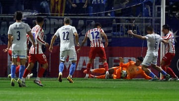 Juan Musso detiene un balón.