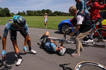 El ciclista nacido en la Isla de Man ha abandonado el Tour de Francia tras romperse la clavícula en una durísima caída durante la octava etapa. A 63 km de meta, y cuando iba a 44,9 km/h, el británico se fue al suelo y tuvo que abandonar.