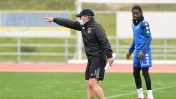 Anquela, dando instrucciones en un entrenamiento.