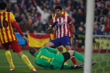 Diego Costa ante Valdés.