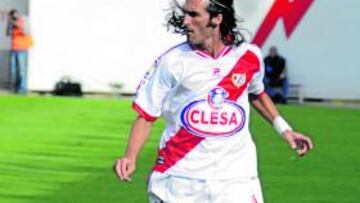 <b>CLÁSICO. </b>Llorens, en una de sus internadas por la banda en Vallecas.