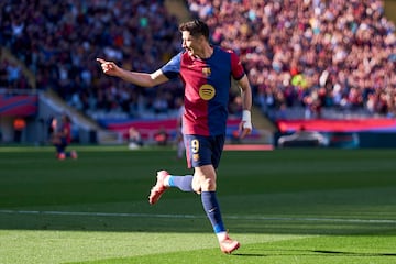 El pichichi de LaLiga es un no parar. El polaco marc dos en 20 minutos de puro delantero centro, ingeniando posturas para conseguir el remate certero. Gol y gol.