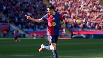 El pichichi de LaLiga es un no parar. El polaco marcó dos en 20 minutos de puro delantero centro, ingeniando posturas para conseguir el remate certero. Gol y gol.