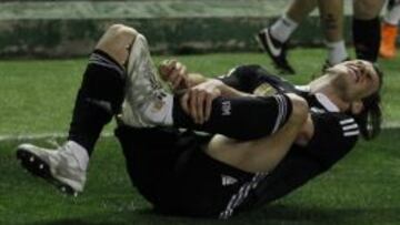 TUVO SUERTE. El pie izquierdo de Bale estaba apoyado en el suelo cuando Amaya le entró. Pudo ser peor.