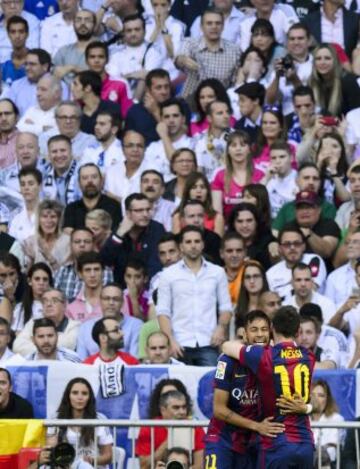 El delantero brasileño del FC Barcelona Neymar jr. celebra con su compañero Messi el gol que ha marcado al Real Madrid, durante el partido de la novena jornada de Liga de Primera División disputado esta tarde en el estadio Santiago Bernabéu.