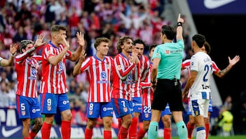 Soccer Football - LaLiga - Atletico Madrid v Leganes - Civitas Metropolitano, Madrid, Spain - October 20, 2024 Referee Jose Luis Munuera Montero signals as Atletico Madrid's Antoine Griezmann and teammates react REUTERS/Ana Beltran