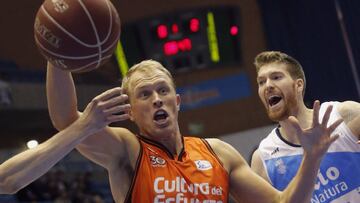 El pívot estadounidense del Obradoiro Shayne Wittington defiende la entrada del también pívot Sikma, del Valencia, durante el partido de la quinta jornada disputado esta mañana en el pabellón Multiusos Fontes do Sar.