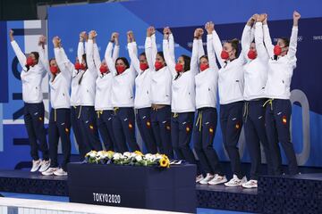 Las españolas celebran la medalla de plata.
