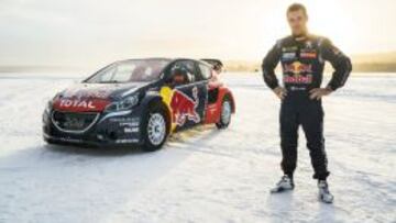 Sebastien Loeb posa con el Peugeot 208 WRX Supercar con el que correra el Rallycross.