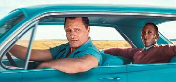 Peter Farrelly dirigió esta cinta en la que Tony Lip (Viggo Mortensen) es contratado como chófer del prestigioso músico Don Shirley (Mahershala Ali) en la América de 1962. El conductor tendrá que seguir 'El libro verde', una guía de los establecimientos donde aceptaban a los afroamericanos. Ambos tendrán que enfrentarse al racismo y los prejuicios de la época. Además de Mejor Película, ganó Mejor Guión Original y Mahershala Ali se llevó el Oscar a Mejor Actor de Reparto.