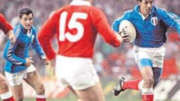 <b>BLANCO JUGANDO A LA MANO. </b>Una jugada, una postal, el mejor resumen de 100 años de rugby.