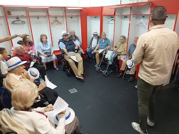 Míchel, con los residentes, en el vestuario.