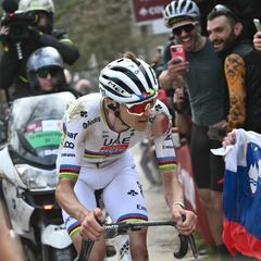 Pogacar conquista su tercera Strade Bianche con caída incluida