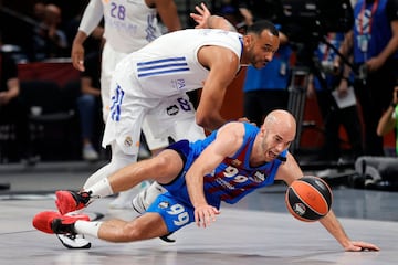 Nick Calathes y Adam Hanga.