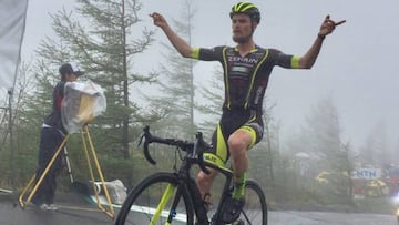 &Oacute;scar Pujol celebra su victoria en la cronoescalada del Monte Fuji en el Tour de Jap&oacute;n.