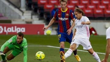 Luka Modric ejecuta el disparo con el que marc&oacute; el tercer gol del Real Madrid en el Cl&aacute;sico del Camp Nou contra el Barcelona en LaLiga Santander 2020-2021.