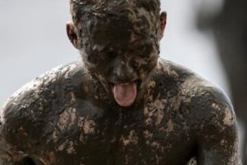 Un participante reacciona durante un partido de fútbol en el "Wattoluempiade", o los Juegos Olímpicos de Barro, en la ciudad del norte de Alemania de Brunsbuettel 6 de julio de 2014. Durante el evento, los participantes también se unen en otros juegos como el balonmano y voleibol