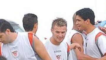 <b>FELIZ REENCUENTRO. </b>Renato regresó a Sevilla por la mañana. Los compañeros lo saludaron efusivamente. Renato se fundió en un abrazo con cada uno de ellos, celebrando el nacimiento de su primer hijo.