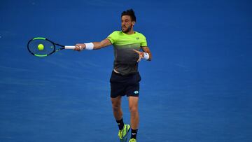 El tenista bosnio Damir Dzumhur devuelve una bola durante su partido ante Rafa Nadal en el Open de Australia 2018.