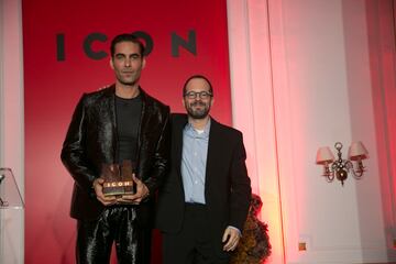 El director de la revista 'Icon', Dani García, entrega un premio al modelo y actor Jon Kortajarena.