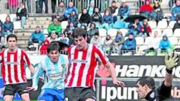 <b>ENTREGA.</b> San José despeja un balón en el área del Athletic ante la presión de Fernando Forestieri y la estirada de Iraizoz.