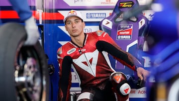 Toprak Razgatlioglu durante su estreno en MotoGP junto a la Yamaha M1 del Pramac.