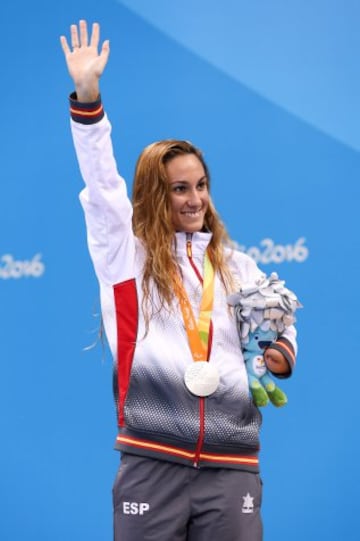 Sarai Gascón celebra la medalla de plata.