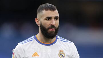 MADRID, SPAIN - JANUARY 23: Karim Benzema of Real Madrid CF reacts prior to start the LaLiga Santander match between Real Madrid CF and Elche CF at Estadio Santiago Bernabeu on January 23, 2022 in Madrid, Spain. (Photo by Gonzalo Arroyo Moreno/Getty Images)