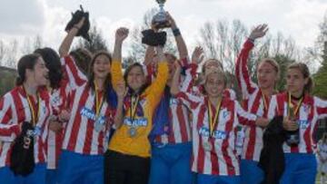 El Atl&eacute;tico F&eacute;minas levanta el trofeo de subcampeona en Estocolmo. 