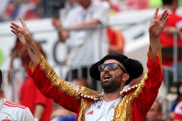 Seguidor español disfrazado de torero anima a su selección.