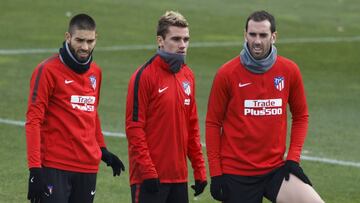 Carrasco, junto a Griezmann y Godín, en el entrenamiento del Atlético.