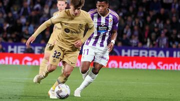 VALLADOLID, 23/05/2023.- El delantero del Barcelona Pablo Torres (i) juega un balón ante Gonzalo Plata, del Valladolid, durante el partido de Liga en Primera División que Real Valladolid y FC Barcelona disputan este martes en el estadio José Zorrilla. EFE/R. García
