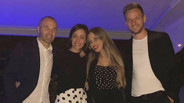 Andr&eacute;s Iniesta e Ivan Rakitic con sus mujeres, Anna Ortiz y Raquel Mauri respectivamente