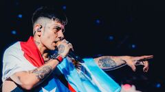 A Duki le regalan la camiseta de un equipo chileno en el Movistar Arena y así reacciona