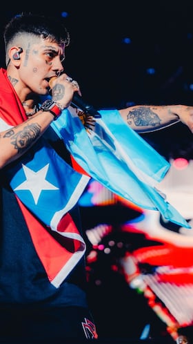 A Duki le regalan la camiseta de un equipo chileno en el Movistar Arena y así reacciona