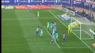 El Barcelona pidió fuera de juego de Saúl en el gol de Godín