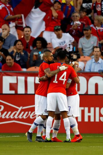 HO01. HOUSTON (EE.UU.), 26/03/2019.- Jugadores chilenos celebran un gol durante un partido amistoso internacional entre EE.UU. y Chile este martes, en el estadio BBVA Compass en Houston, Texas (EE.UU.). EFE/Aaron M. Sprecher