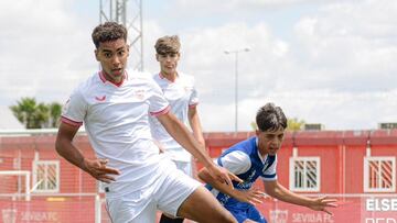 Carlos dos Santos controla un balón durante un partido del cadete del Sevilla.