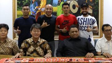 Faubert pos&oacute; con la directiva del Borneo FC tras firmar por un a&ntilde;o con el club indonesio.