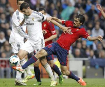 El delantero del Real Madrid Morata trata de escapar de Arribas.