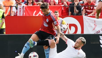 Fran Beltrán disputa el balón con Lucas Ocampos durante el partido disputado contra el Sevilla en el Sánchez Pizjuán.